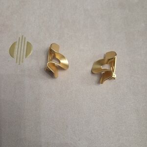 Elegant Gold-Tone Khoi CLIP Earrings NOT WORN